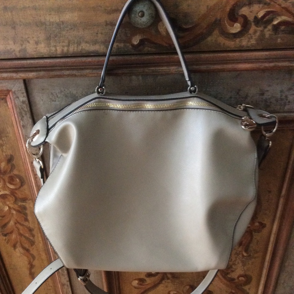 Eve Mendes hand bag